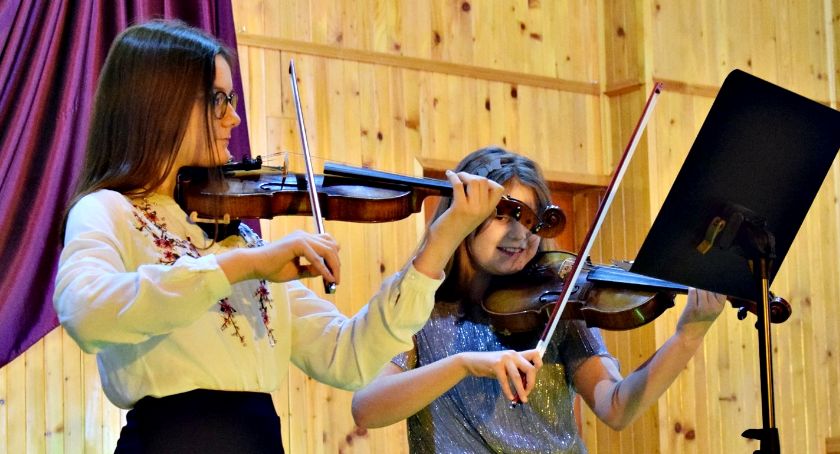 Koncertowali w muzycznej - na scenie duet skrzypcowy Maja Golańczyk i Zofia Wrońska