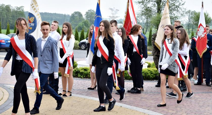 20 lat z Janem Pawłem II w Grodźcu - wejście pocztów sztandarowych