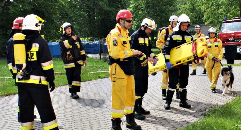Bomba, pożar, jednostka z wyszkolonymi psami, czyli ćwiczebnie na ratunek do szkoły w Naruszewie