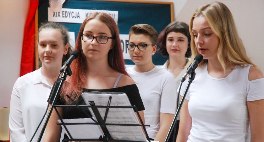 Nagrodzeni w konkursie „Bóg, Honor, Ojczyzna” - fragment z występu SP 4 - piosenka „Do kołyski”