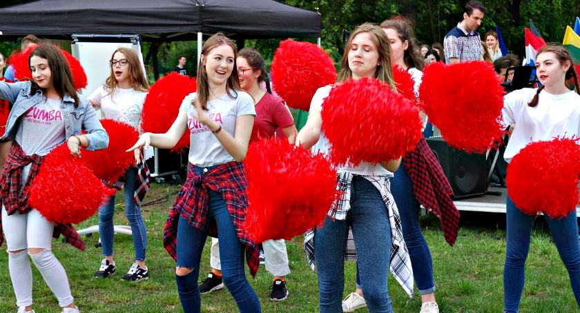 Młodzież piknikowo na Rutkach - zespół ZS 2 i „Nosa, nosa” śpiewająco i tanecznie