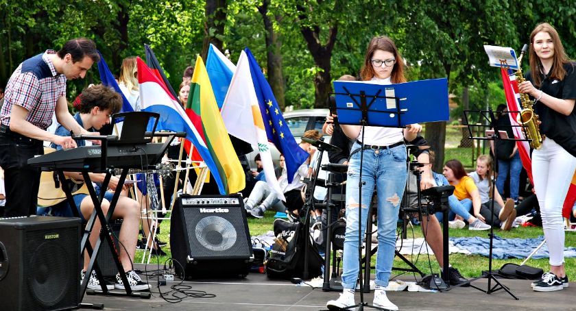 Młodzież piknikowo na Rutkach - zespół ZS 2 i „Biegnij przed siebie”