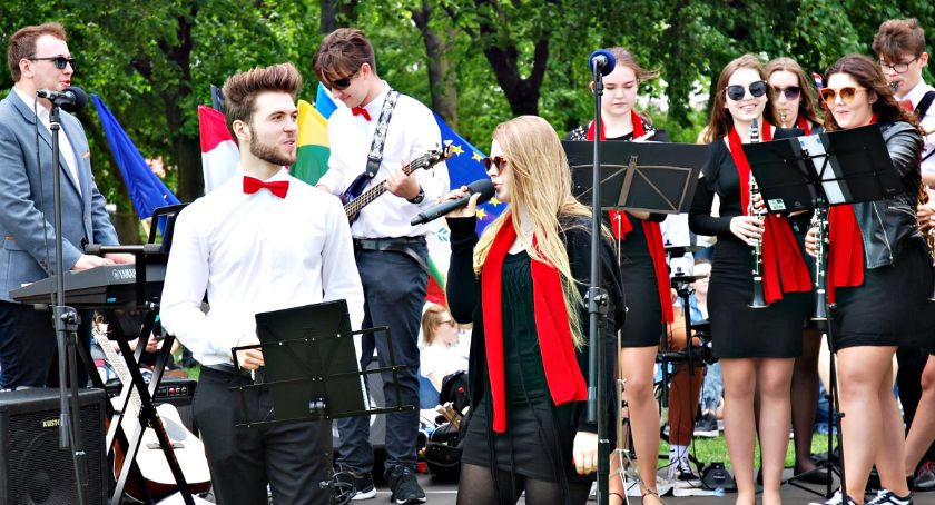 Młodzież piknikowo na Rutkach - zespół LO Płońsk i „Tych lat nie odda nikt”