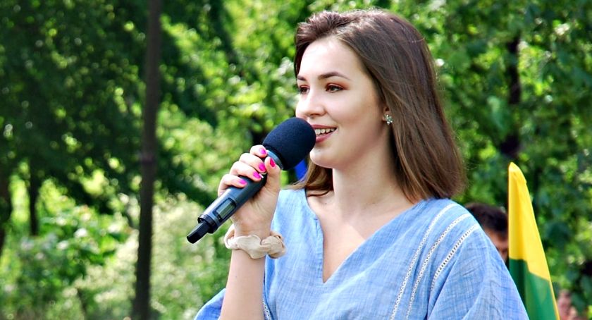 Młodzież piknikowo na Rutkach - Aniela Mańkowska i „Baju baj