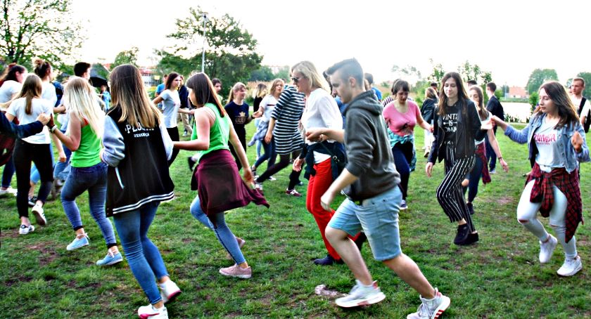 Młodzież piknikowo na Rutkach - na finał tanecznie i „Belgijka”