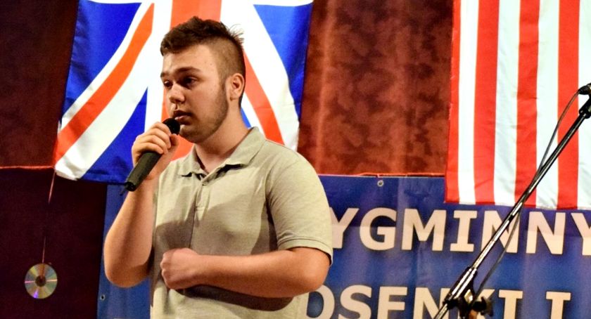 Poetycznie i śpiewająco w GOK - na scenie Adam Tobolski