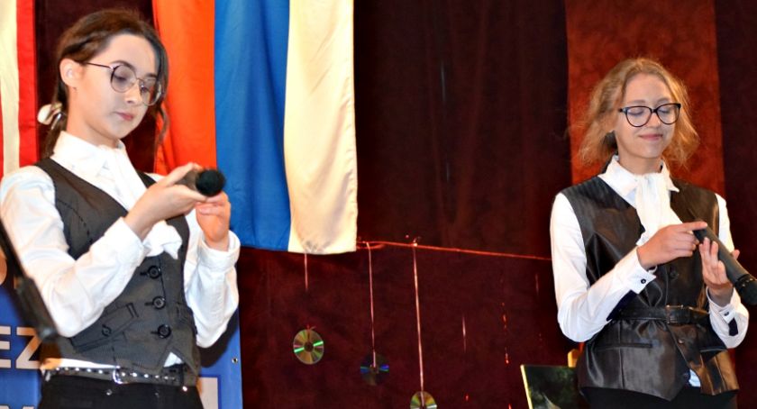 Poetycznie i śpiewająco w GOK - na scenie Weronika Zielińska i Oliwia Małecka