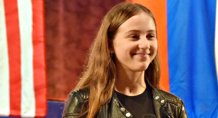 Poetycznie i śpiewająco w GOK - na scenie Maja Kruszewska
