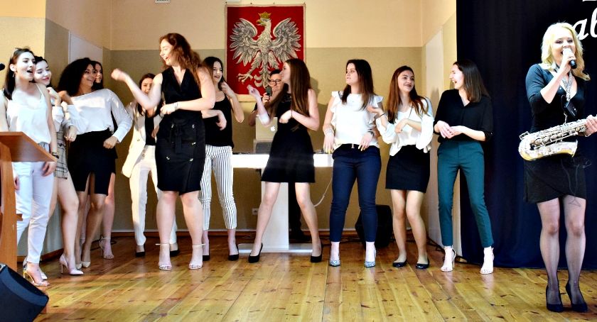 Zabawą maturzystów pożegnanie z ogólniakiem