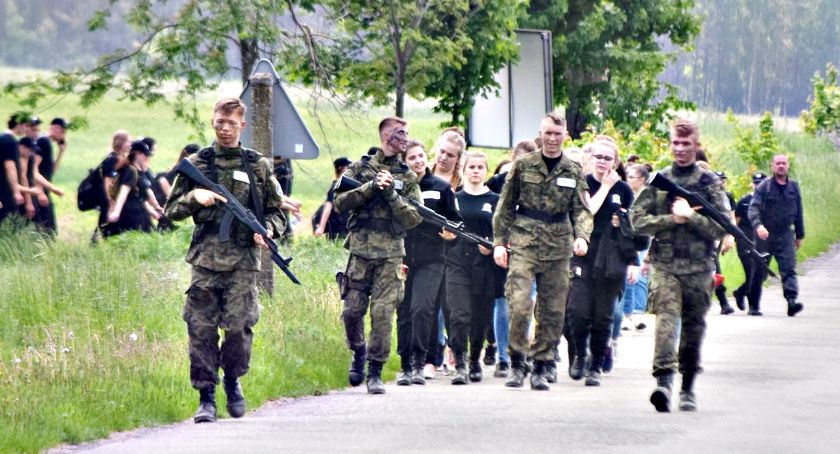 Manewry mundurowe – filmik z marszu