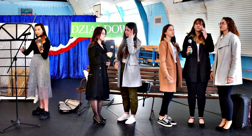 W Sochocinie biskupa ugościli teatralnie - filmik z fragmentem przedstawienia