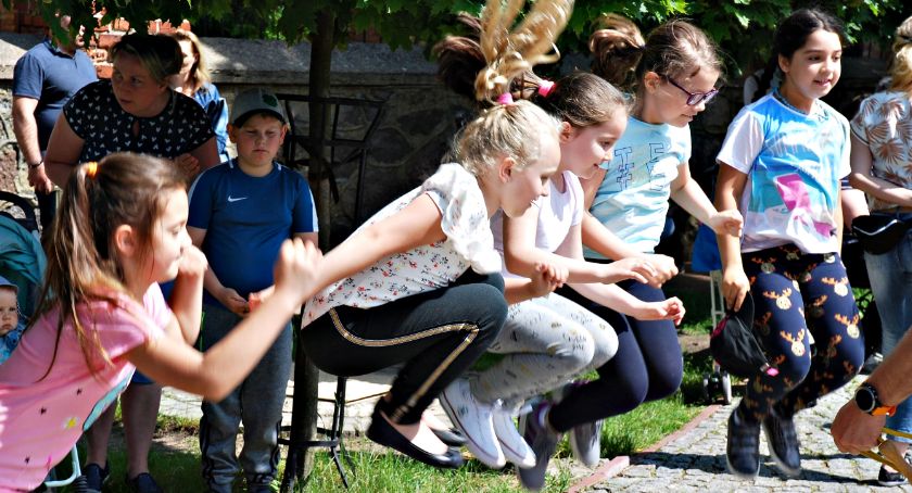 Świętowanie Dnia Dziecka - przy fontannie w Sochocinie