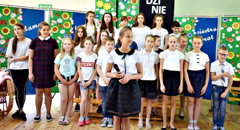 Chociszewska siła w rodzinie - na scenie chór oraz Angelika Mieszczańczyk i „List do matki”