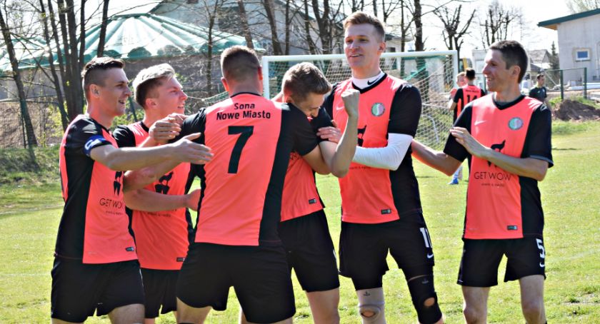 Sona się cieszy - wygrywa 7:3 (cztery gole Jędrzejewskiego)