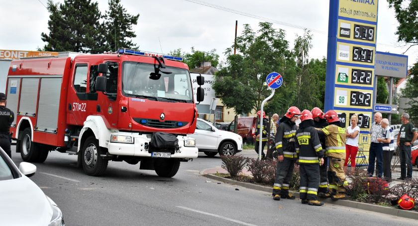 Zderzenie osobowego peugeota z motorowerem - ranny 17-latek