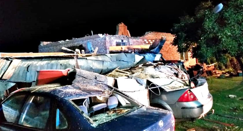 Zerwany dach, zniszczone samochody, piorun w pustostan - skutki nocnej burzy