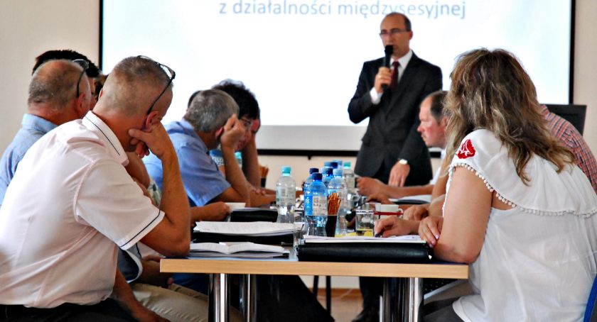 O drogach i dodatkach dla nauczycieli na sesji w Dzierzążni