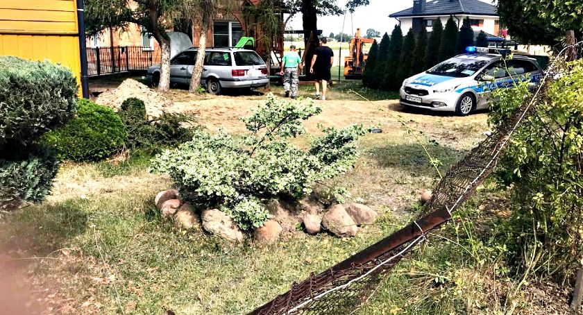 Pękła opona, na szczęście skończyło się tylko staranowaniem ogrodzenia