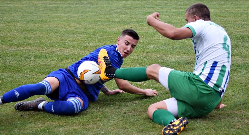 Korona derbowo pokonuje Wkrę i pnie się w górę tabeli