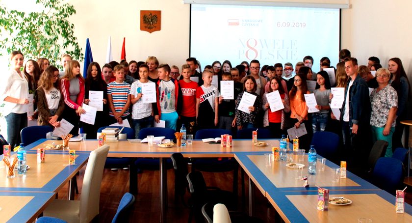 Czytali nowele w urzędzie i bibliotece