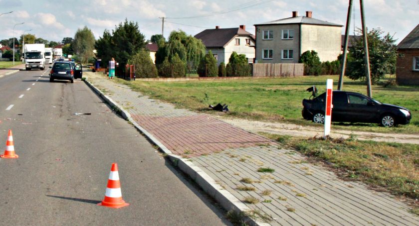 Uderzenie w tył i dachowanie - cztery osoby trafiły do szpitala