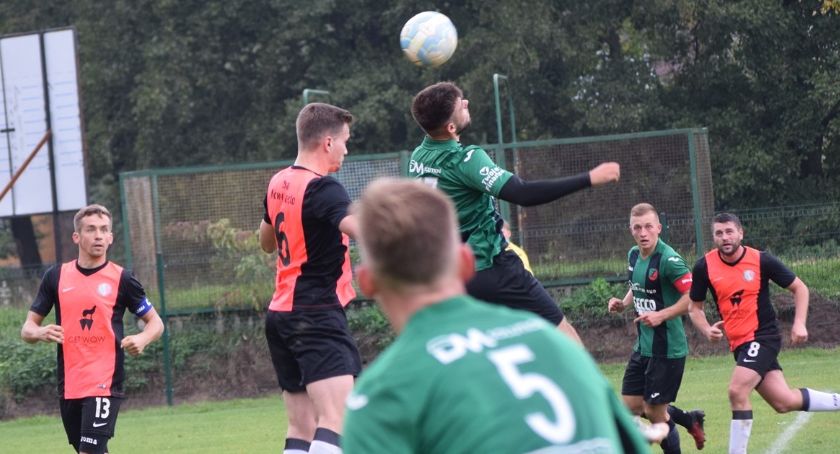 Raport piłkarski - liga okręgowa: minimalne porażki z czołówką