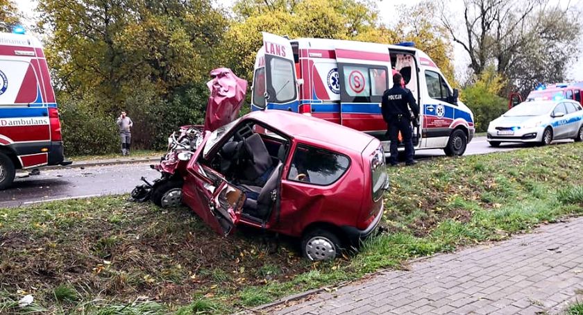 Seicento z ciężarówką - trzy osoby (jedna zabrana śmigłowcem) trafiły do szpitala