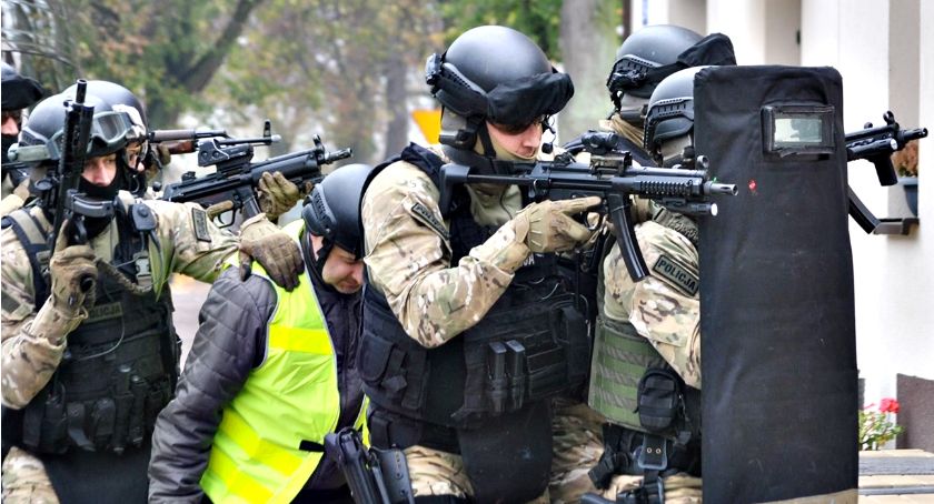 Bomba, zakładnik i akcja antyterrorystów w naruszewskim urzędzie - na szczęście to tylko ćwiczenia
