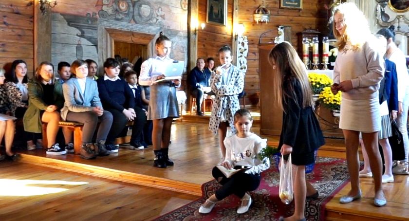 „Bądźmy dla siebie bliscy” - można obejrzeć program młodzieży z Sarbiewa - część I