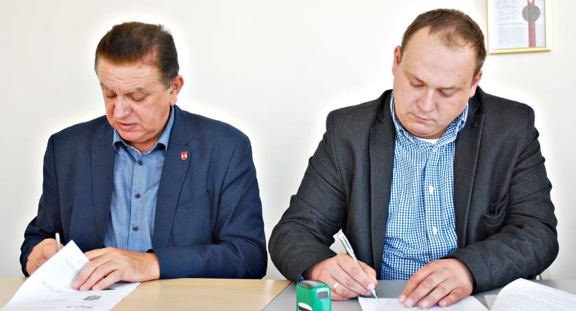 Umowę na rewitalizację zieleni w jordanku (i nie tylko) podpisali