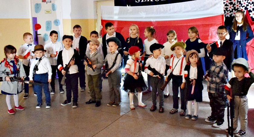 Koncertujemy niepodległościowo - przedszkolaki z NSP w Nowym Radzikowie i „Dziś idę walczyć, mamo”