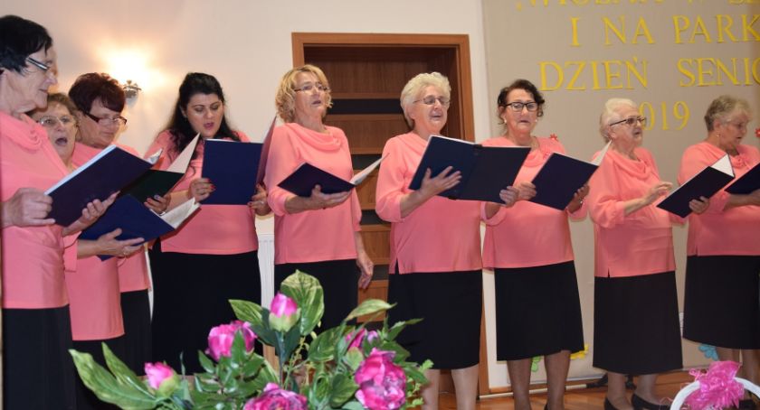 Seniorzy w Nowym Mieście z wiosną w sercu i na parkiecie