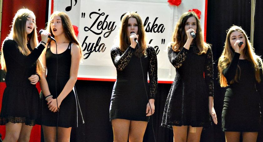 Patriotyczne w Czerwińsku - na scenie Bartołowicz, Chrobocińska, Jóźwiak, Murawska i Wiśniewska