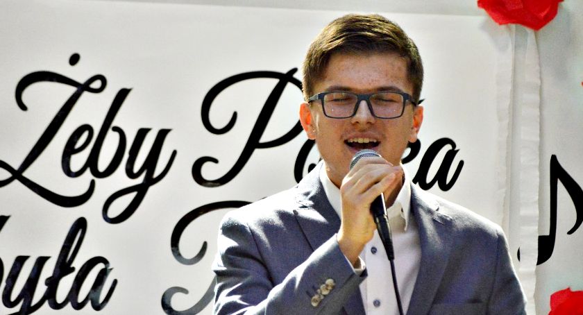 Patriotyczne w Czerwińsku - na scenie Adam Gruda