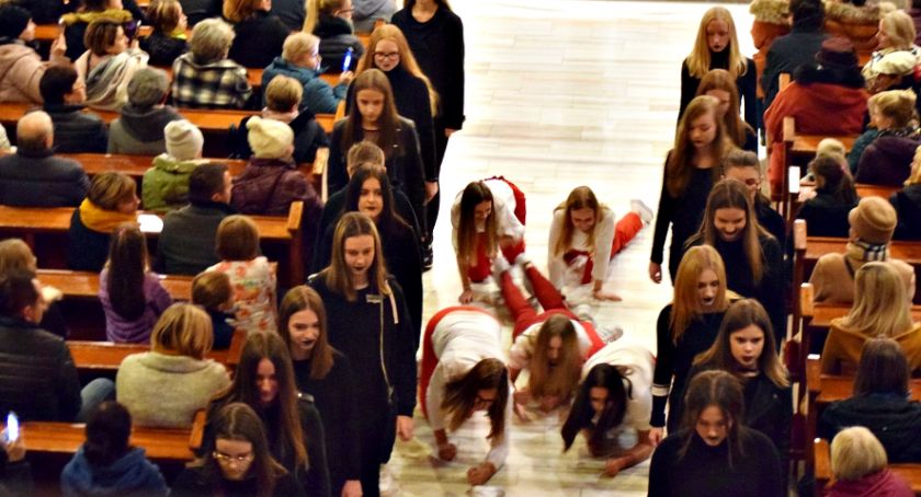 Uczniowie SP 2 Płońsk artystycznie o historii - nagranie z całością widowiska