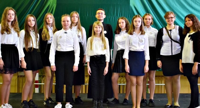 Konkurs piosenki religijnej w Gralewie - na scenie schola „Boże iskierki”