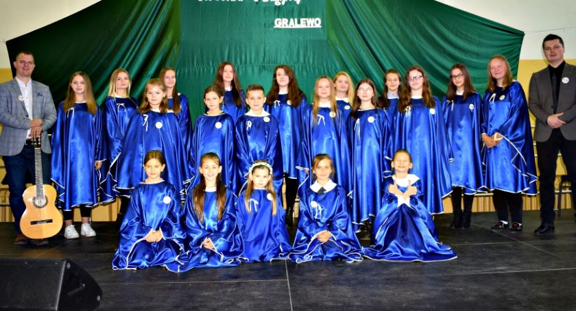 Konkurs piosenki religijnej w Gralewie - na scenie schola parafialna z Gralewa