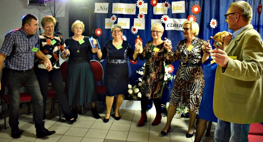 Występy, kalambury, karaoke i fajna zabawa, czyli Dzień Seniora w Naruszewie