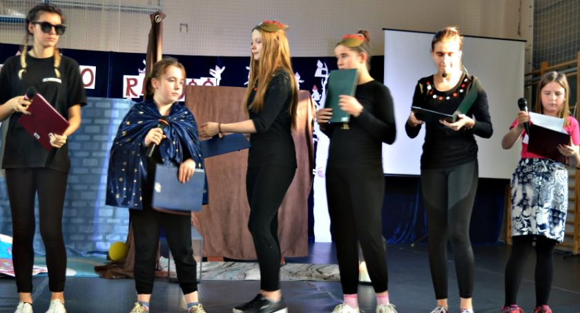 Bo radość jest w nich - na scenie grupa z internatu SOSW Płońsk