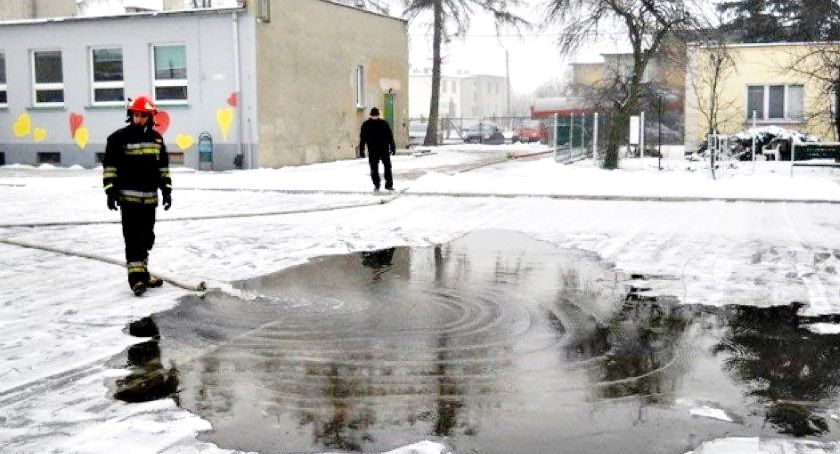 Strażacy będą pomagać w wylewaniu bezpiecznych lodowisk