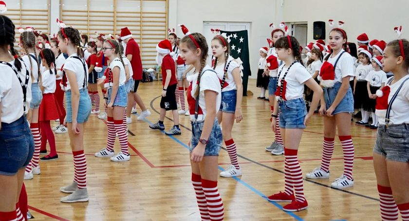 Koncert w SP 2 Płońsk - świąteczny układ taneczny