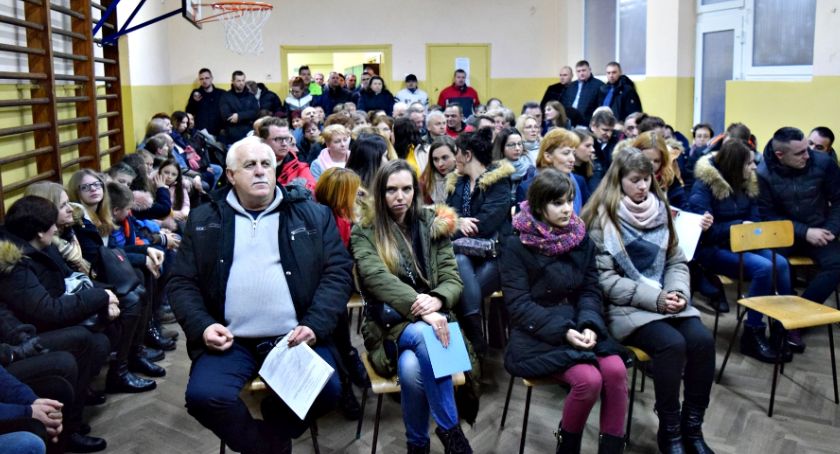 Rzesza ludzi twardo stanęła w obronie szkoły w Królewie - plany likwidacji bez żadnych merytorycznych argumentów