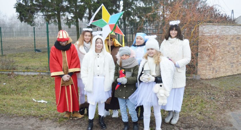 Trzy soboty z misyjnym kolędowaniem młodzieży z SP Radzyminek