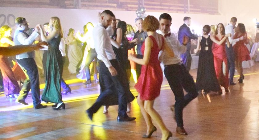 Taneczny parkiet studniówki ZS 2 Płońsk - filmowa pigułka cz. I