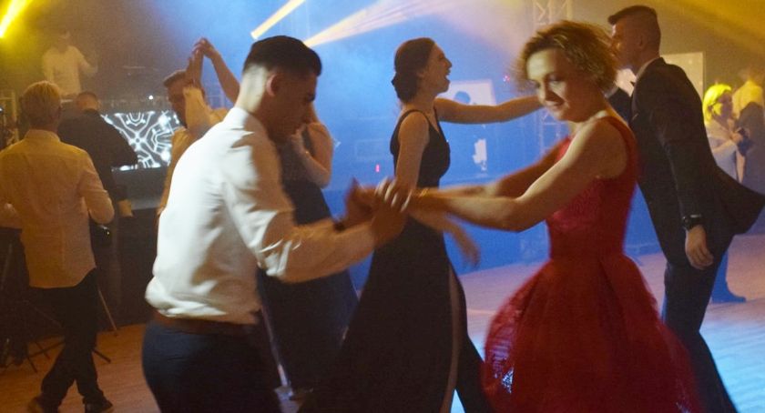 Taneczny parkiet studniówki ZS 2 Płońsk - filmowa pigułka cz. II