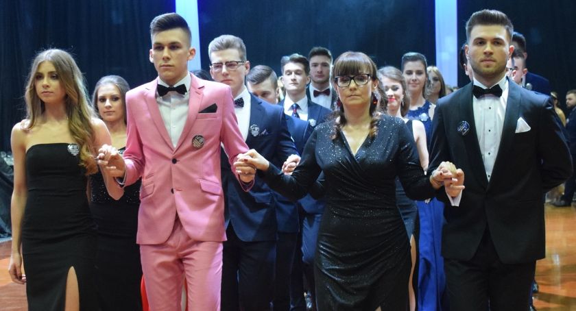 Filmik z poloneza (I tura) na studniówce LO Płońsk