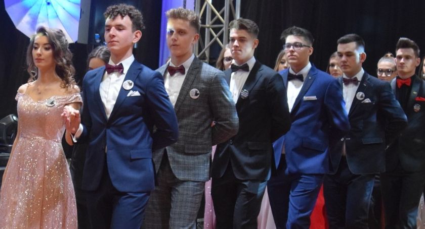 Filmik z poloneza (II tura) na studniówce LO Płońsk