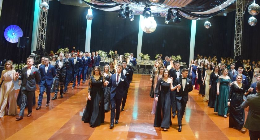 Filmik z poloneza (III tura) na studniówce LO Płońsk