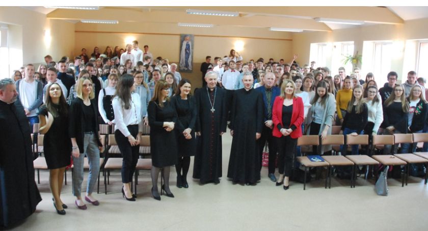 Ciekawa środa z biskupem Liberą - trudne pytania młodzieży LO i... papuga w prezencie dla WTZ