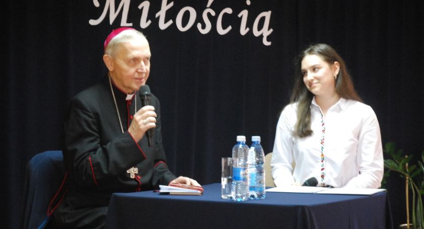 Młodzież pyta, biskup odpowiada - zapis niezwykle ciekawego spotkania w płońskim ogólniaku
